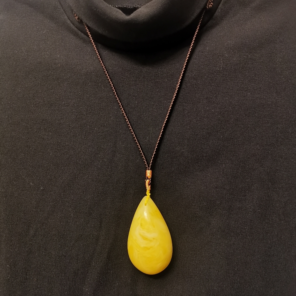 Rain drop shape amber pendant necklace